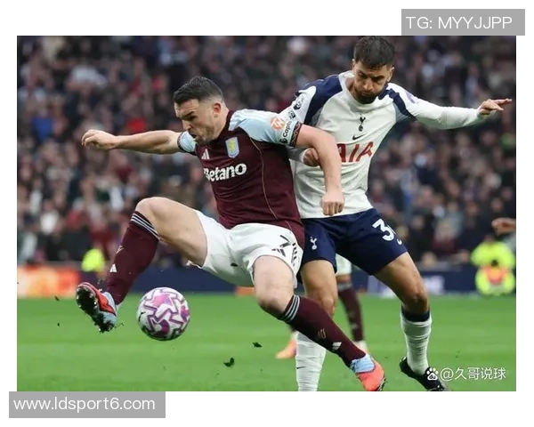 热刺主场失利西汉姆新援索萨赛后更衣室与队友互动 热刺主场失利西汉姆新援索萨赛后更衣室与队友互动