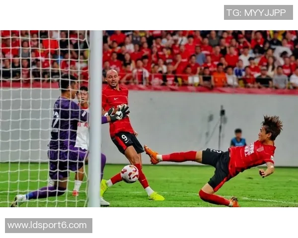 韦世豪传球精准德尔加多突破被封堵错失良机 韦世豪传球精准德尔加多突破被封堵错失良机