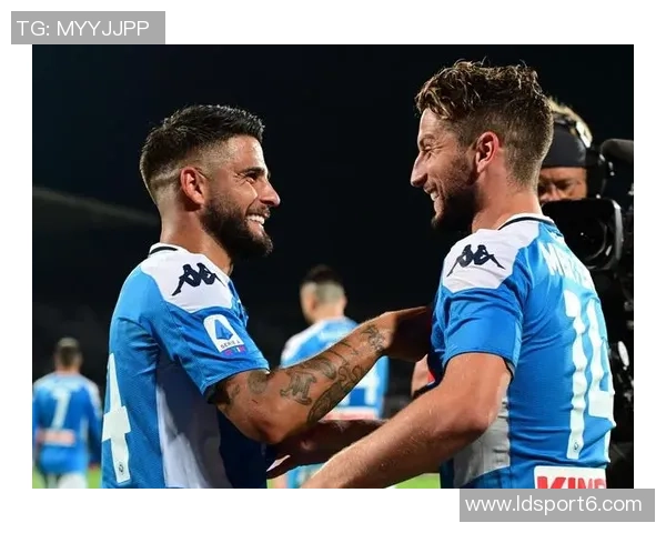 那不勒斯主席德劳伦蒂斯与利雅得胜利CEO合影展示C罗球衣引发热议