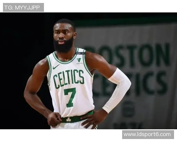 杰伦布朗盛赞小卡巅峰时期为历史上最杰出的攻防一体球员之一