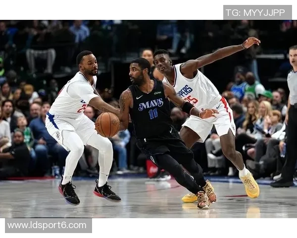 夺笋77与欧文携手送礼快船球迷调侃送走队友成常态