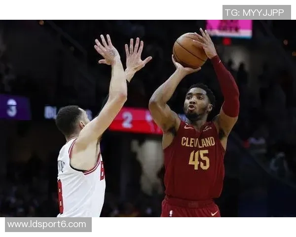 巨星表现！多诺万米切尔全场狂砍37分8篮板6助攻三分命中率高达55