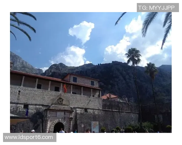 弗洛伦齐赞莫德里奇年过四十却依然年轻如二十五岁 弗洛伦齐赞莫德里奇年过四十却依然年轻如二十五岁