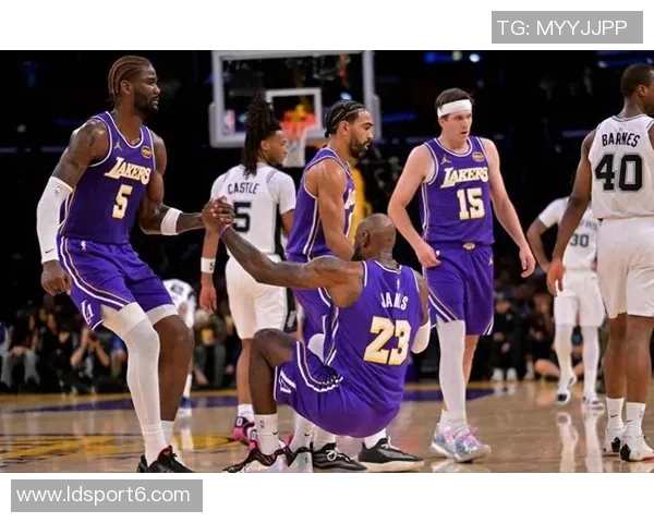 湖人训练场景曝光斯玛特紧逼八村里夫斯全力防守展现团队默契 湖人训练场景曝光斯玛特紧逼八村里夫斯全力防守展现团队默契